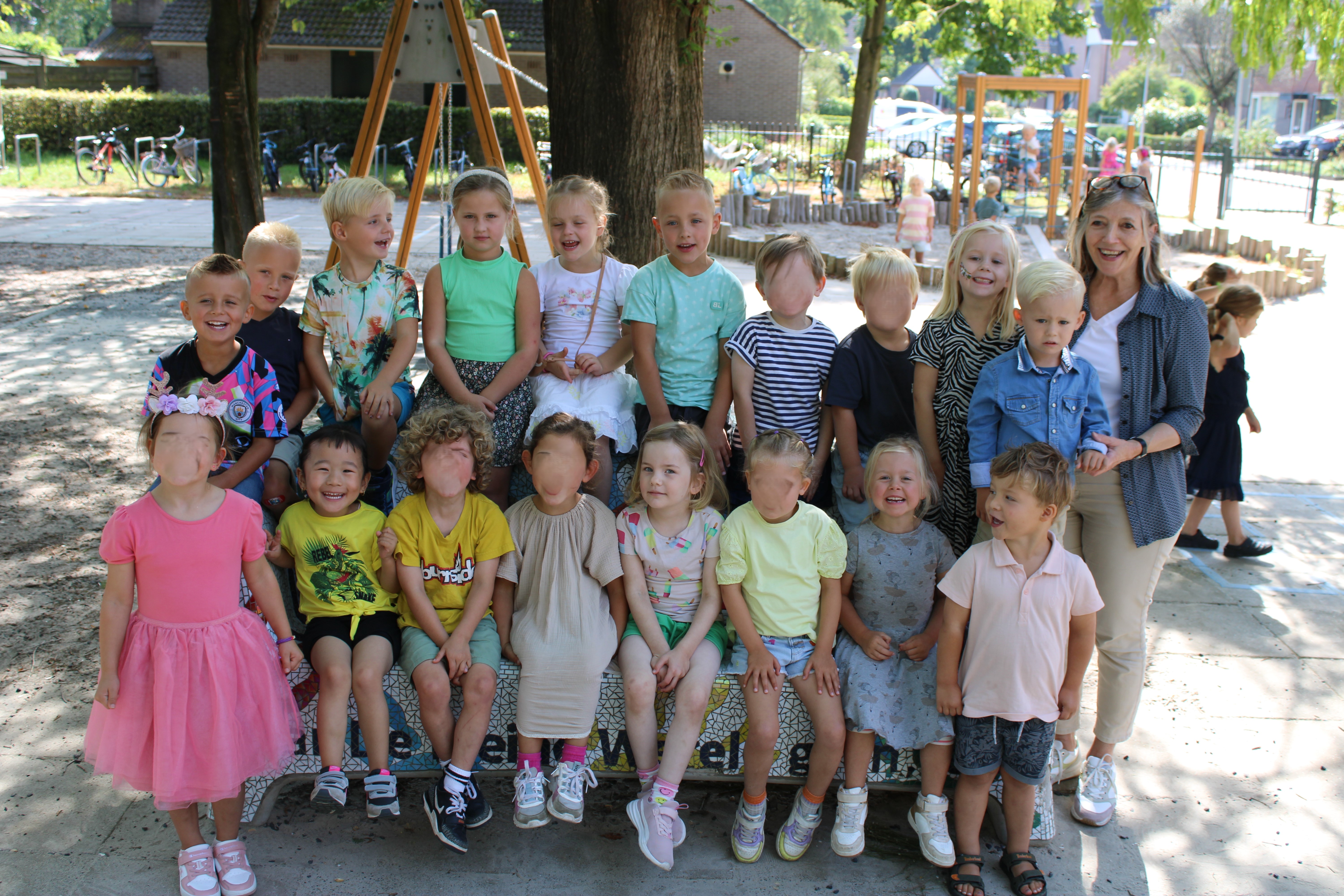 Groep 12B (24 25) Blurr Groep 12B (24 25) Blurr